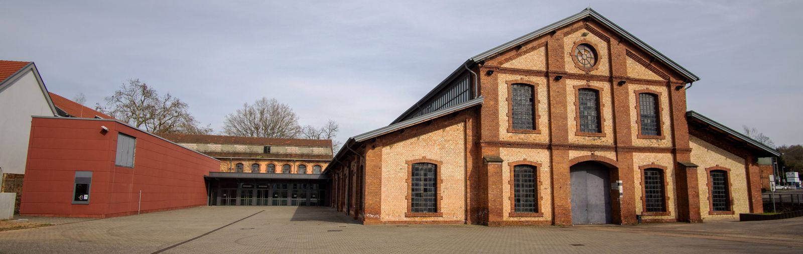 Torseite und Innenhof der Industriekathedrale Alte Schmelz