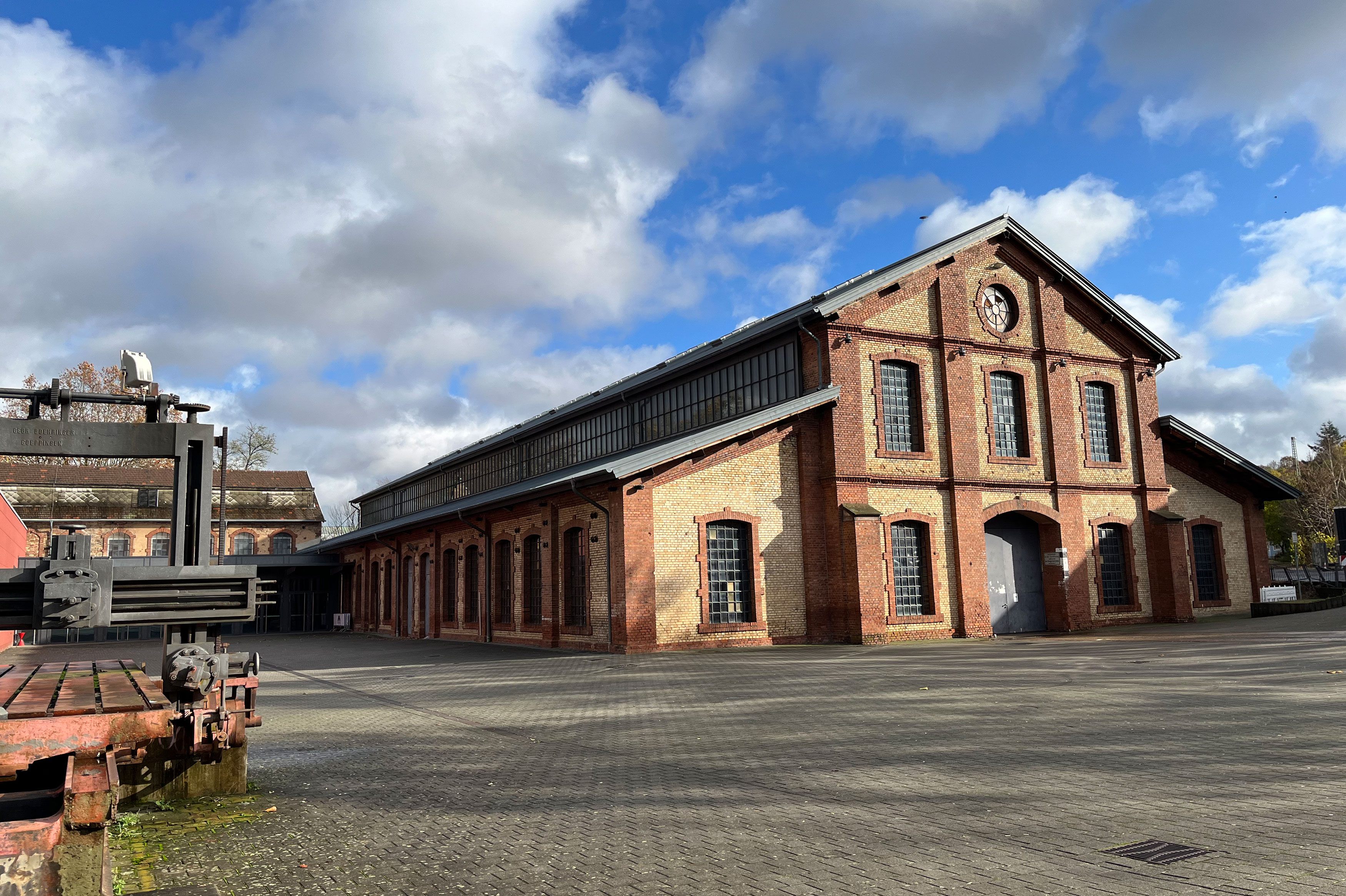 Torseite und Innenhof der Industriekathedrale Alte Schmelz in St. Ingbert.